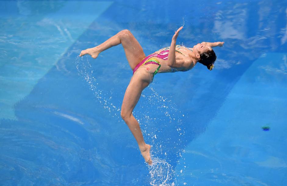 Incheon 2014. Una nuotatrice Nordcoreana durante la sua performance di nuoto sincronizzato (Afp)